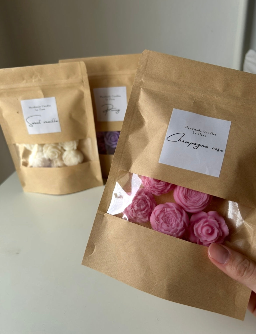 8 Highly scented flower-shaped wax melts